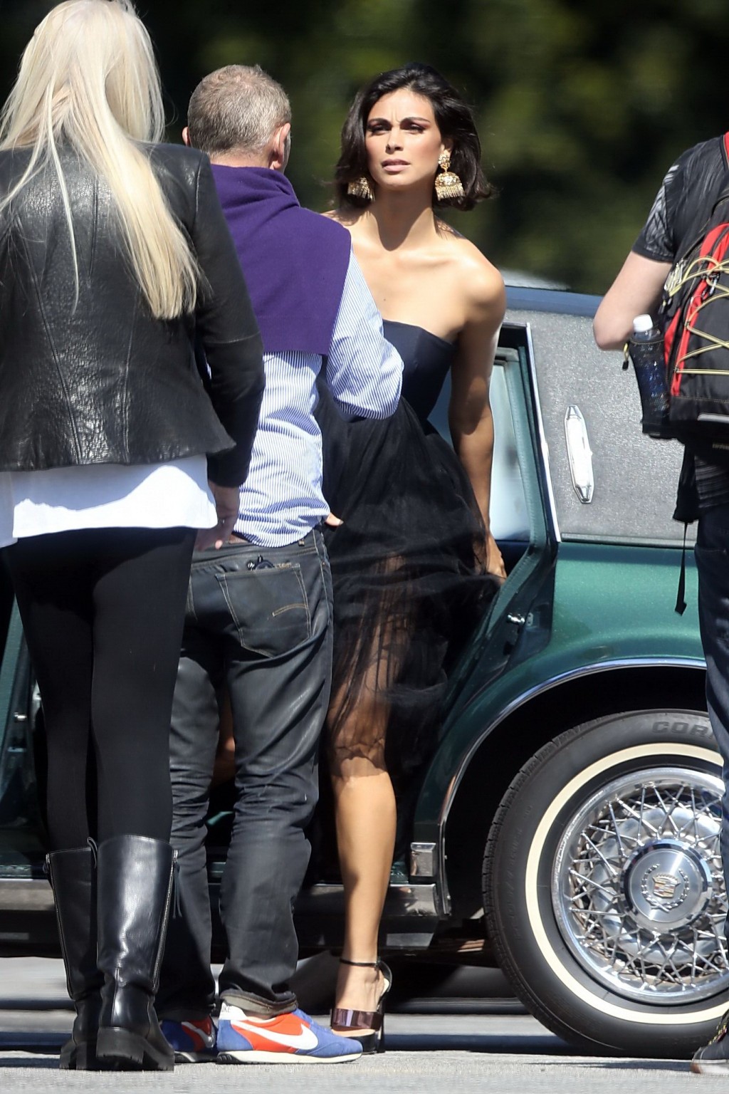 Morena Baccarin vollbusig und langbeinig in zwei trägerlosen Kleidern auf einer Vanity Fair p
 #75240134