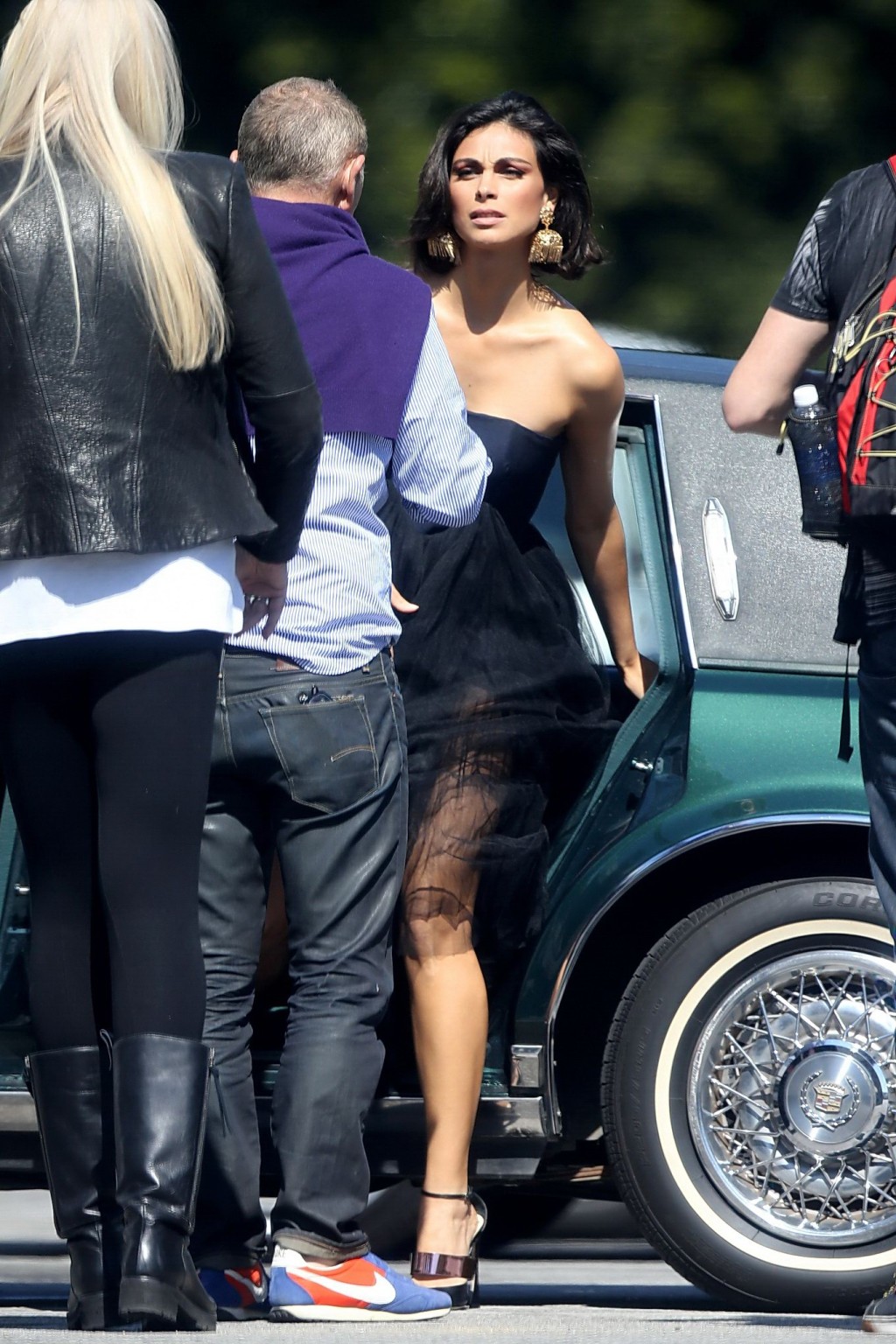Morena Baccarin vollbusig und langbeinig in zwei trägerlosen Kleidern auf einer Vanity Fair p
 #75240142