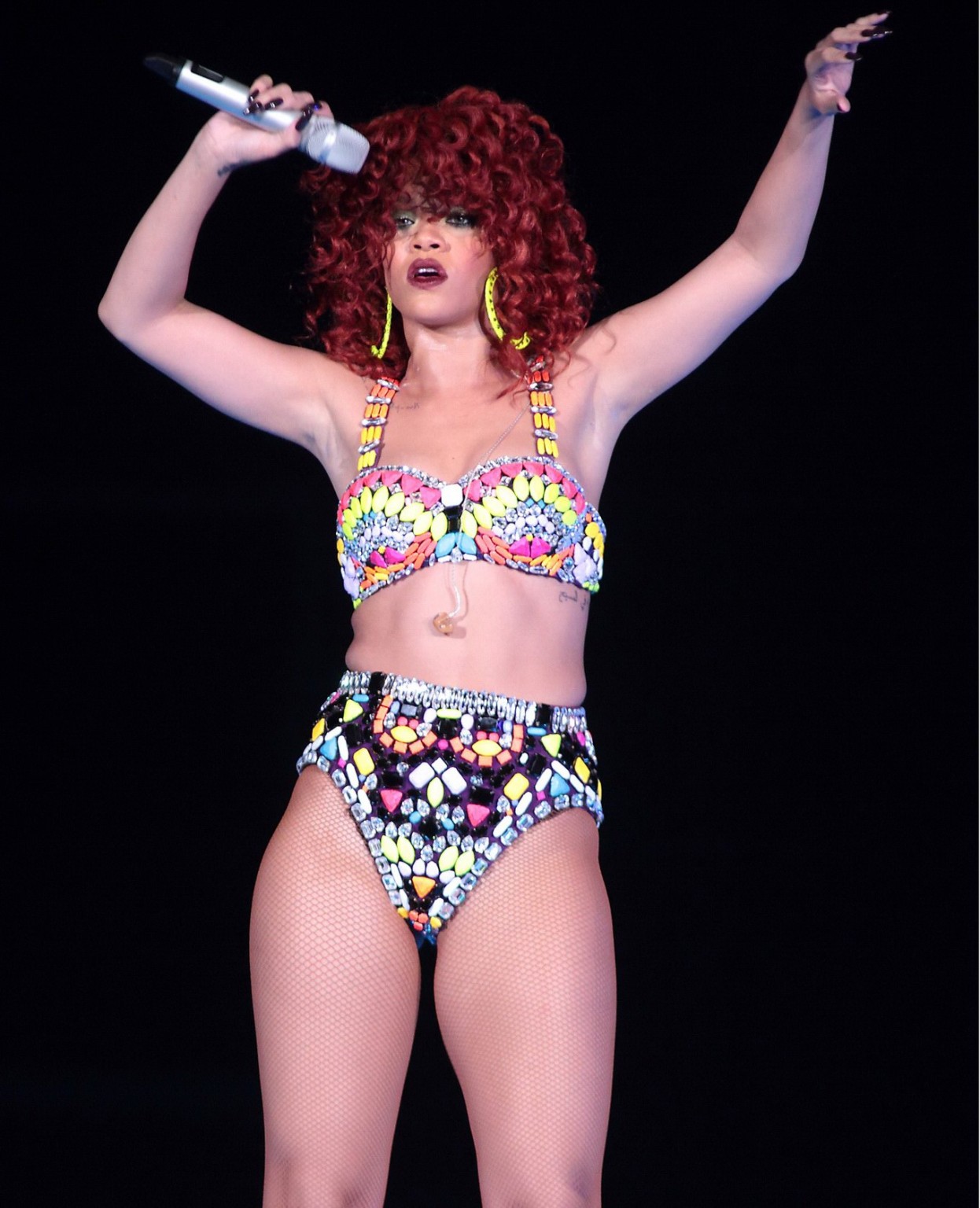Rihanna usando mallas de lencería en el escenario en baltimore
 #75301447