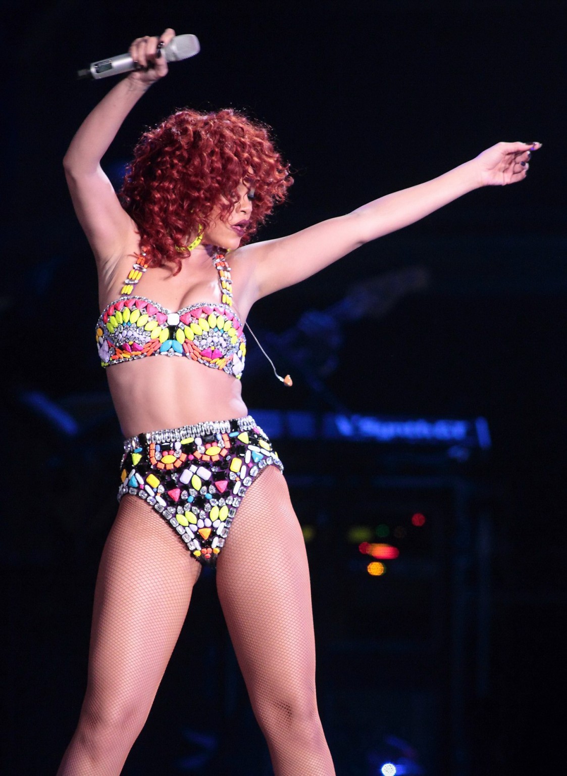Rihanna usando mallas de lencería en el escenario en baltimore
 #75301453