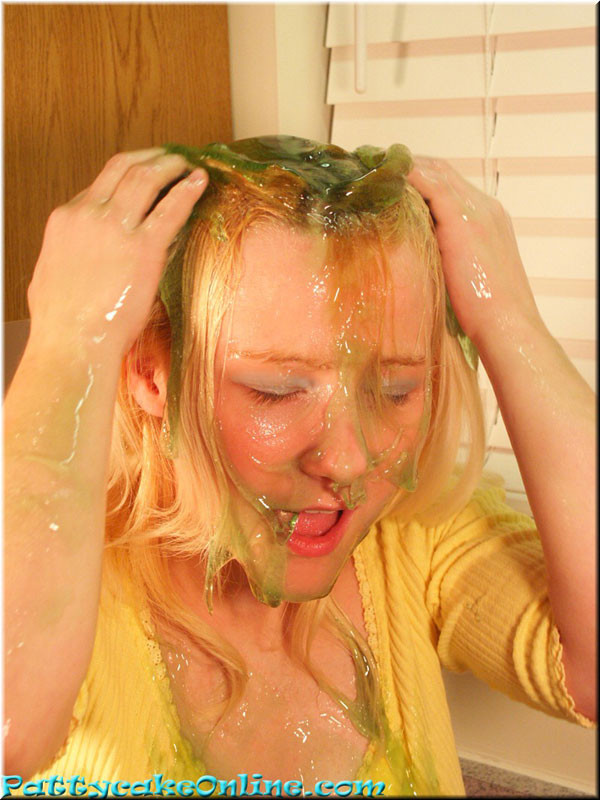 Joven con la cara cubierta con una sustancia viscosa
 #72419113