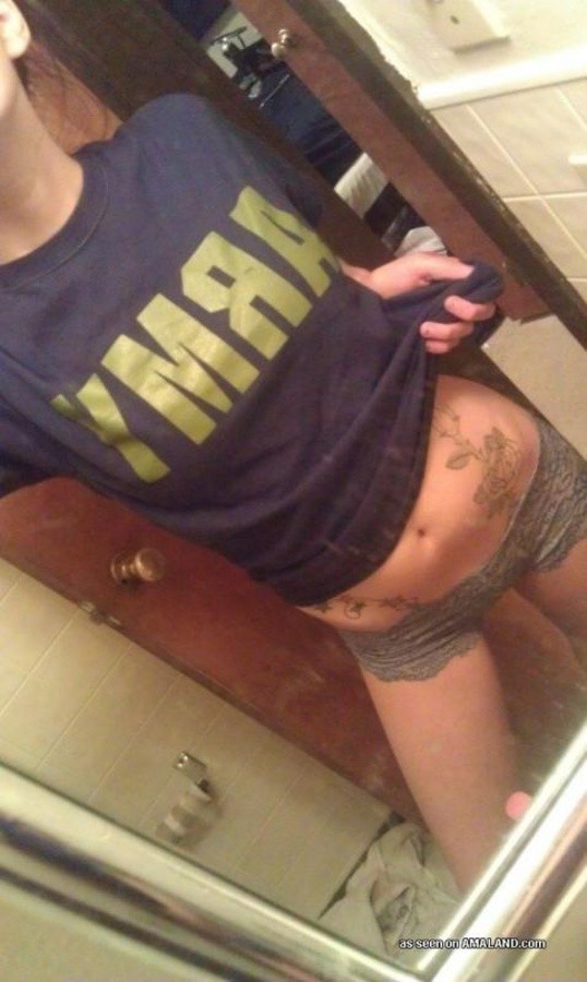 Sexy tätowierte Szene Babe selbst schießen zu Hause
 #67670890