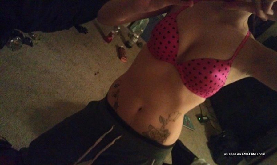 Sexy tätowierte Szene Babe selbst schießen zu Hause
 #67670932