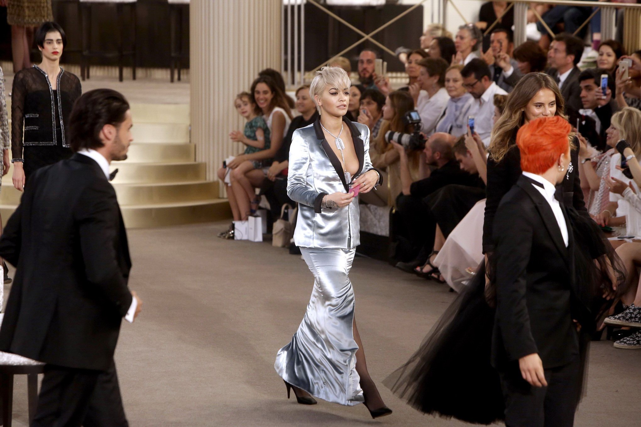 Rita ora mostrando un enorme escote en el desfile de chanel
 #75159100