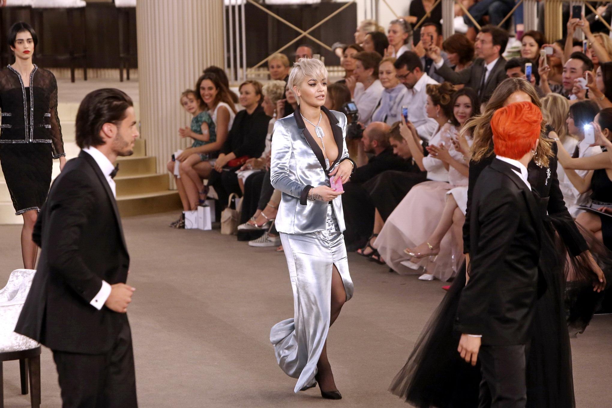 Rita ora mostrando un enorme escote en el desfile de chanel
 #75159103