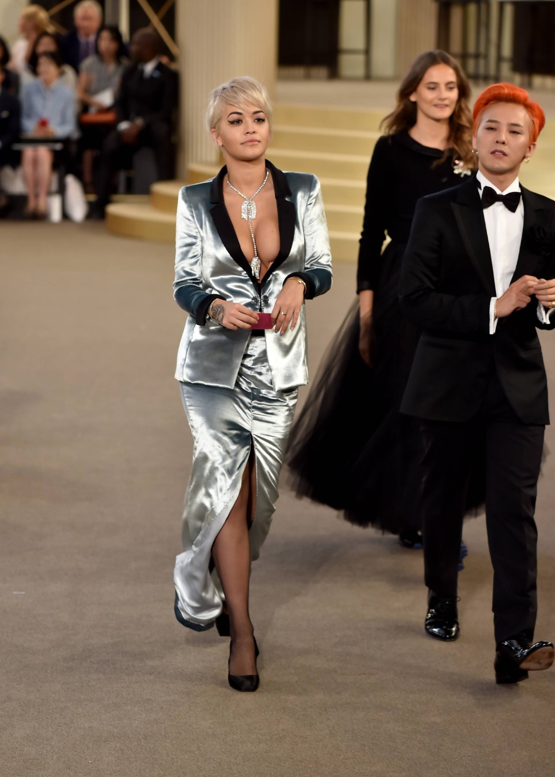 Rita ora mostrando un enorme escote en el desfile de chanel
 #75159105