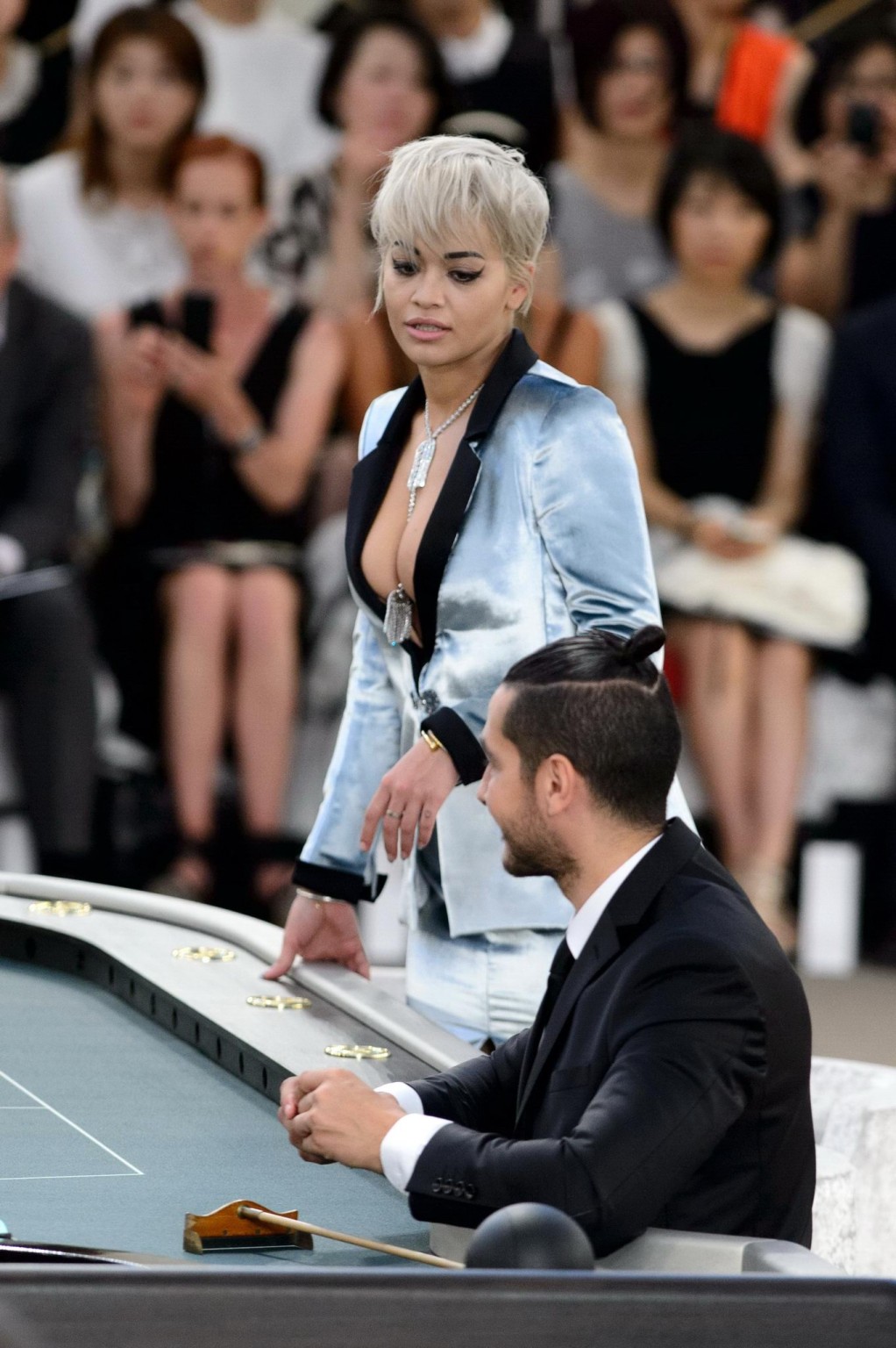 Rita ora che mostra un'enorme scollatura alla sfilata di moda di Chanel
 #75159169