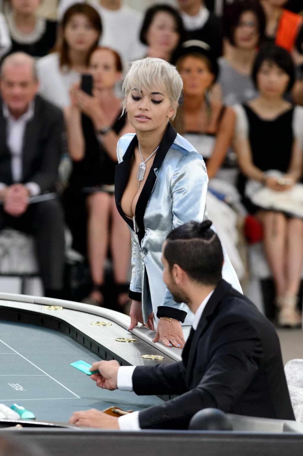 Rita Ora zeigt riesiges Dekolleté bei der Chanel-Modenschau
 #75159175