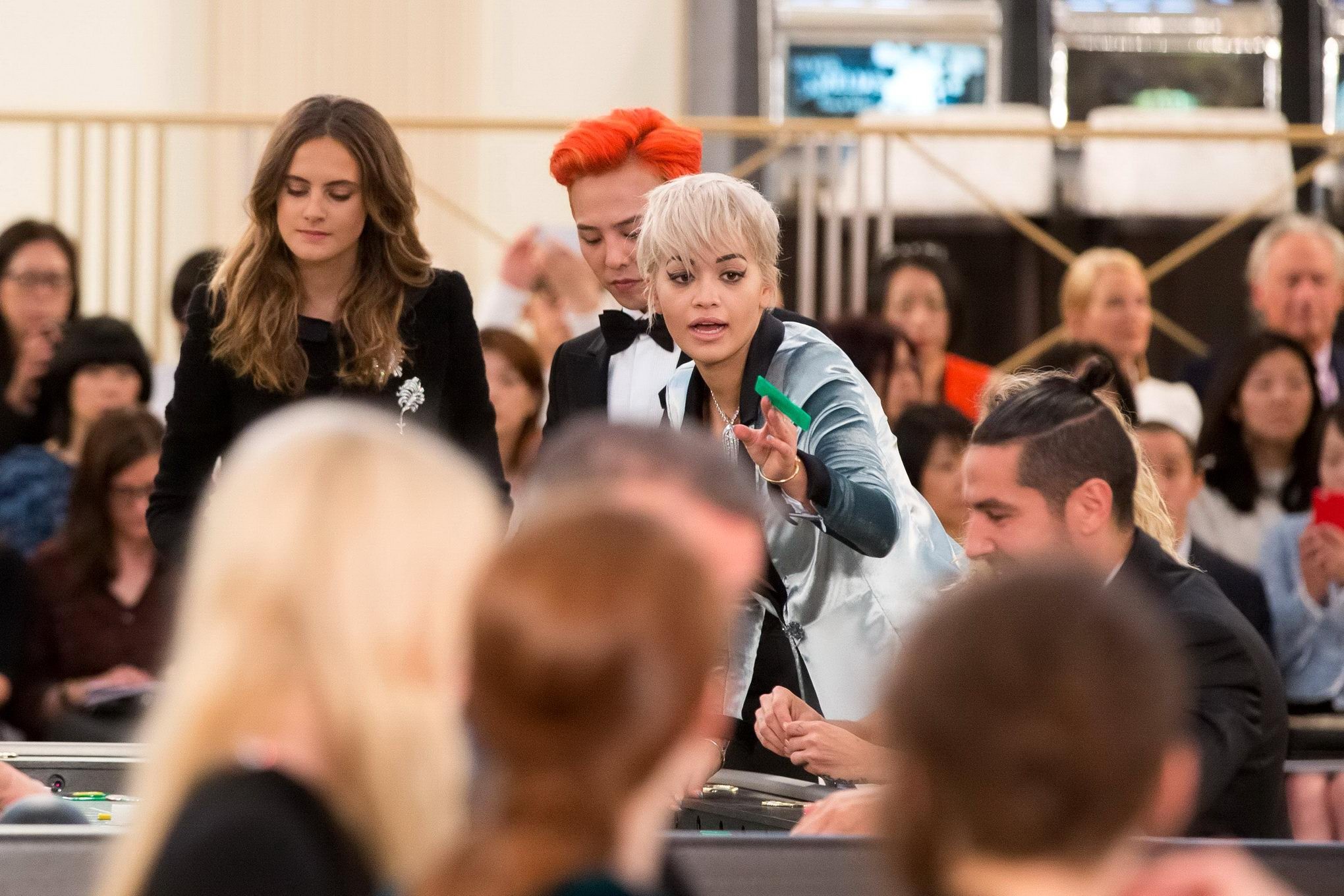 Rita ora che mostra un'enorme scollatura alla sfilata di moda di Chanel
 #75159178