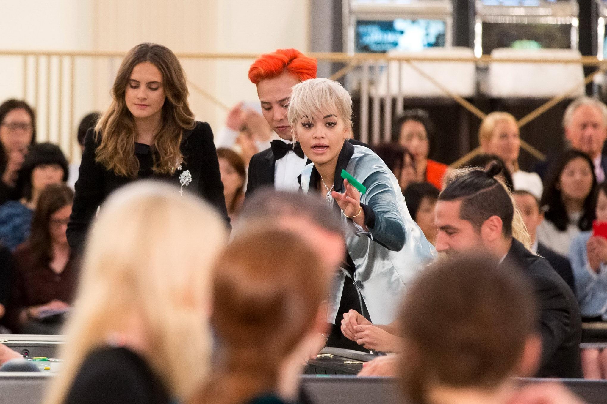 Rita ora mostrando un enorme escote en el desfile de chanel
 #75159178