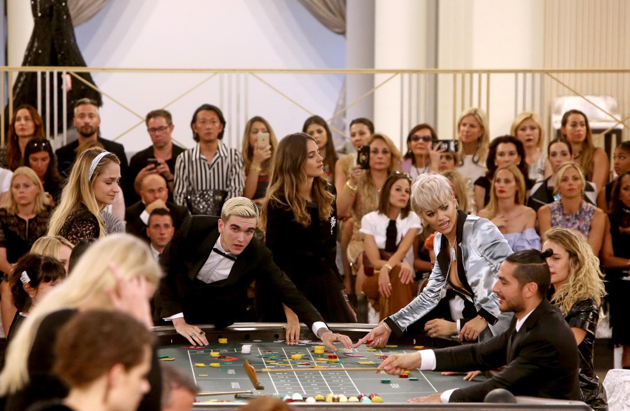 Rita ora mostrando un enorme escote en el desfile de chanel
 #75159182