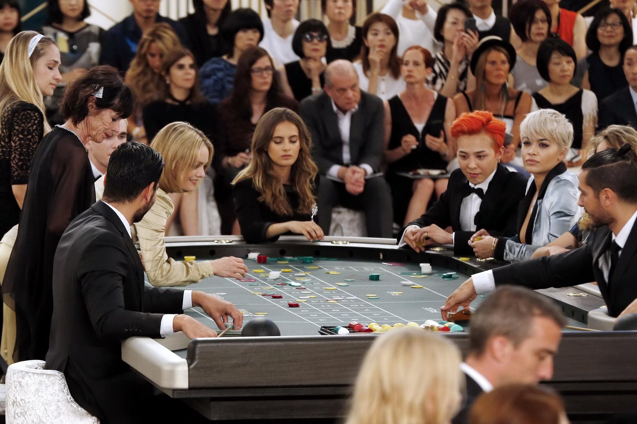 Rita ora mostrando un enorme escote en el desfile de chanel
 #75159187