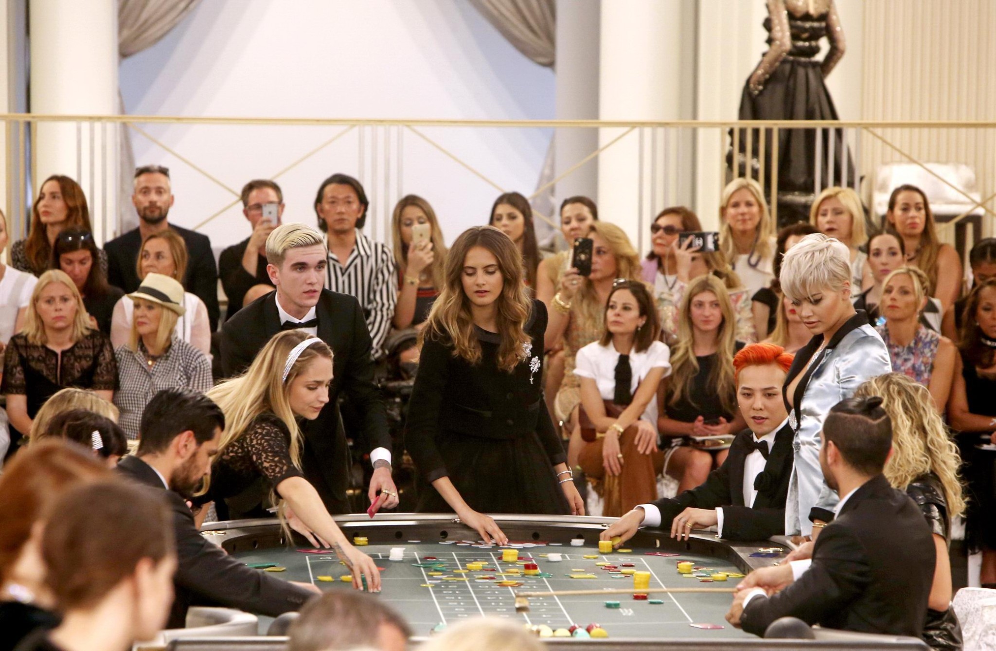 Rita ora mostrando un enorme escote en el desfile de chanel
 #75159197