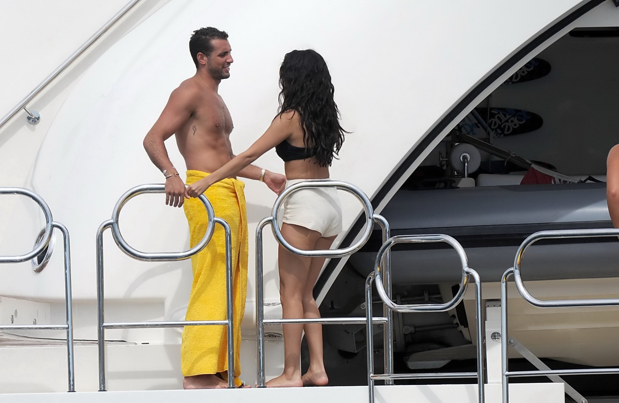 Selena gomez und cara delevingne tragen knappe schwarze bikinis auf einer yacht in sain
 #75189592