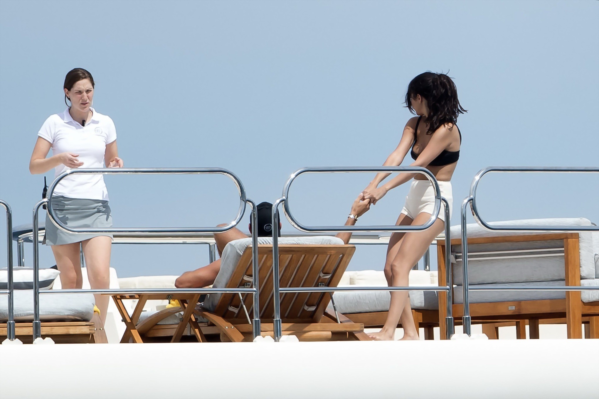 Selena gomez und cara delevingne tragen knappe schwarze bikinis auf einer yacht in sain
 #75189634
