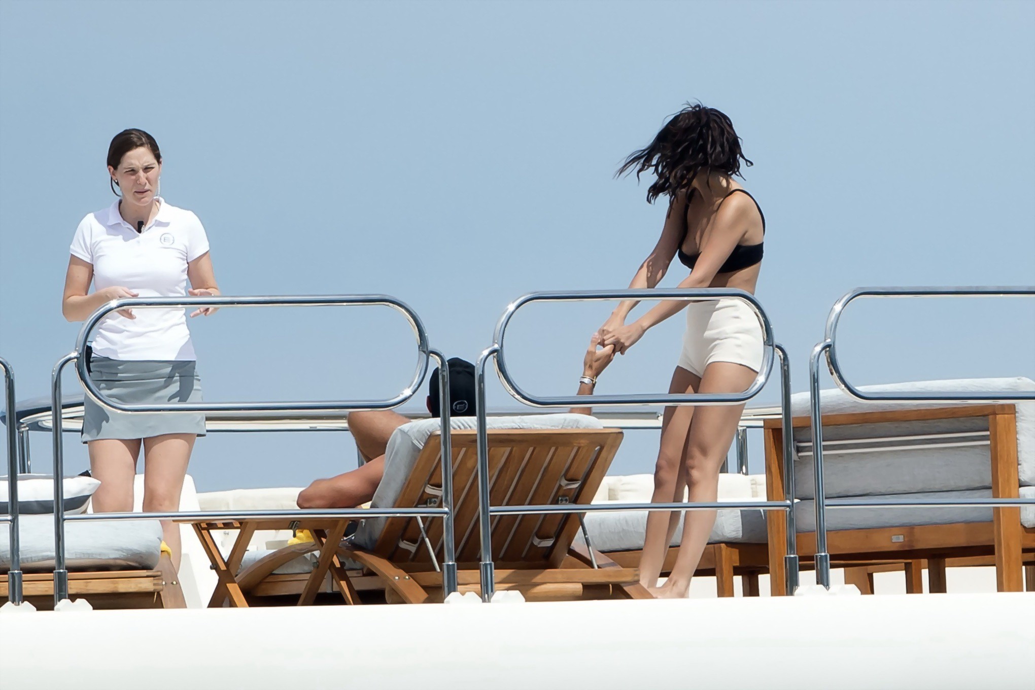 Selena gomez und cara delevingne tragen knappe schwarze bikinis auf einer yacht in sain
 #75189647