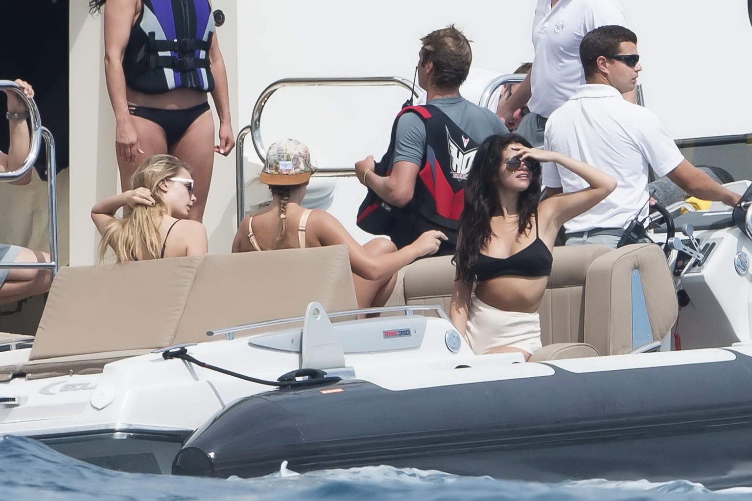 Selena gomez und cara delevingne tragen knappe schwarze bikinis auf einer yacht in sain
 #75189670