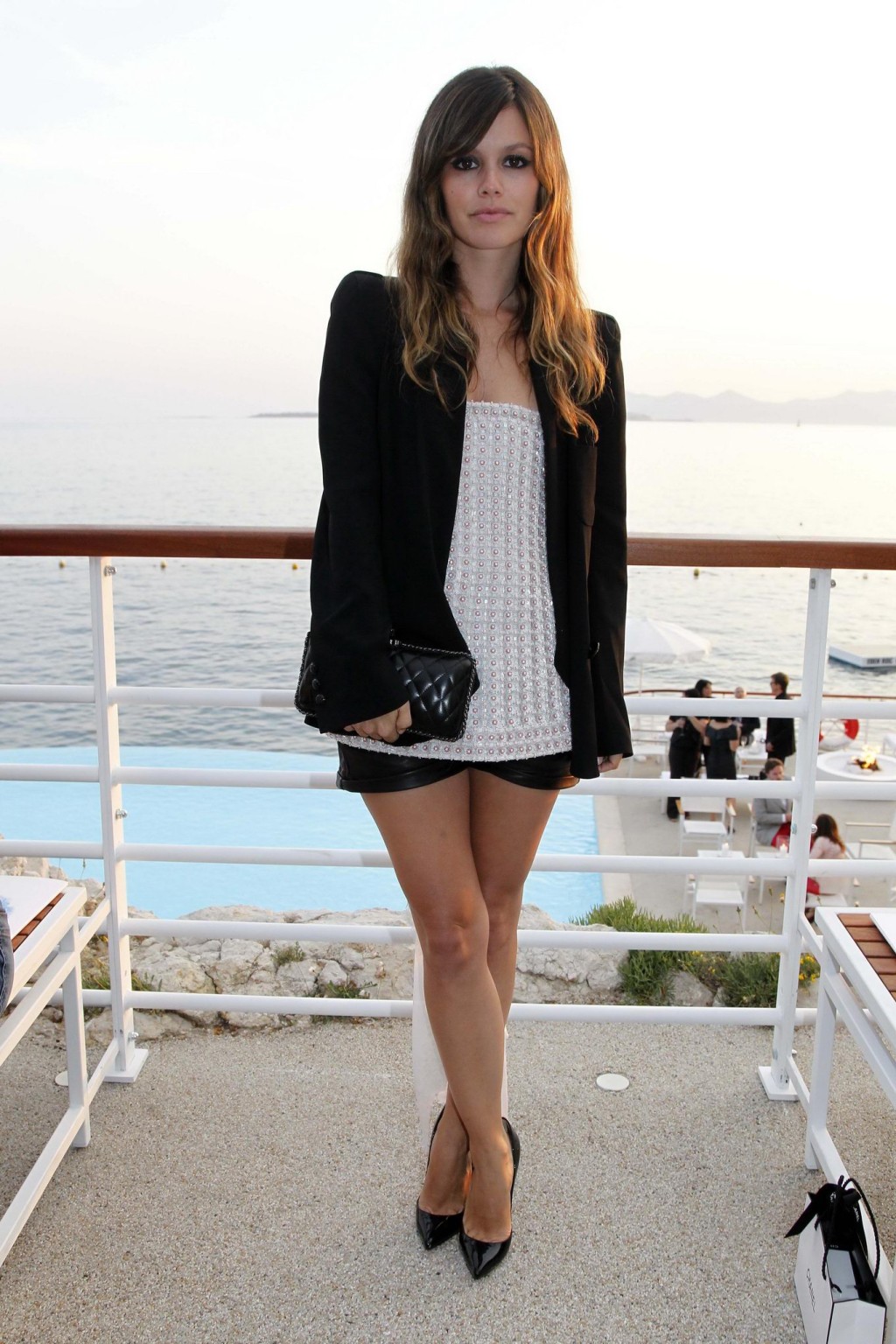 Rachel Bilson leggy indossando pantaloncini di pelle in cap d'antibes
 #75305269