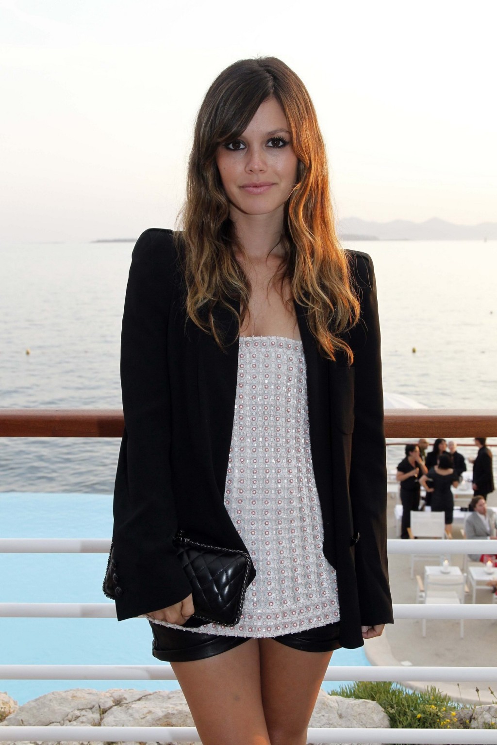 Rachel Bilson leggy indossando pantaloncini di pelle in cap d'antibes
 #75305271