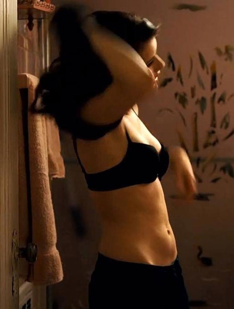 Emma roberts montrant ses petits seins dans un soutien-gorge noir
 #75310179