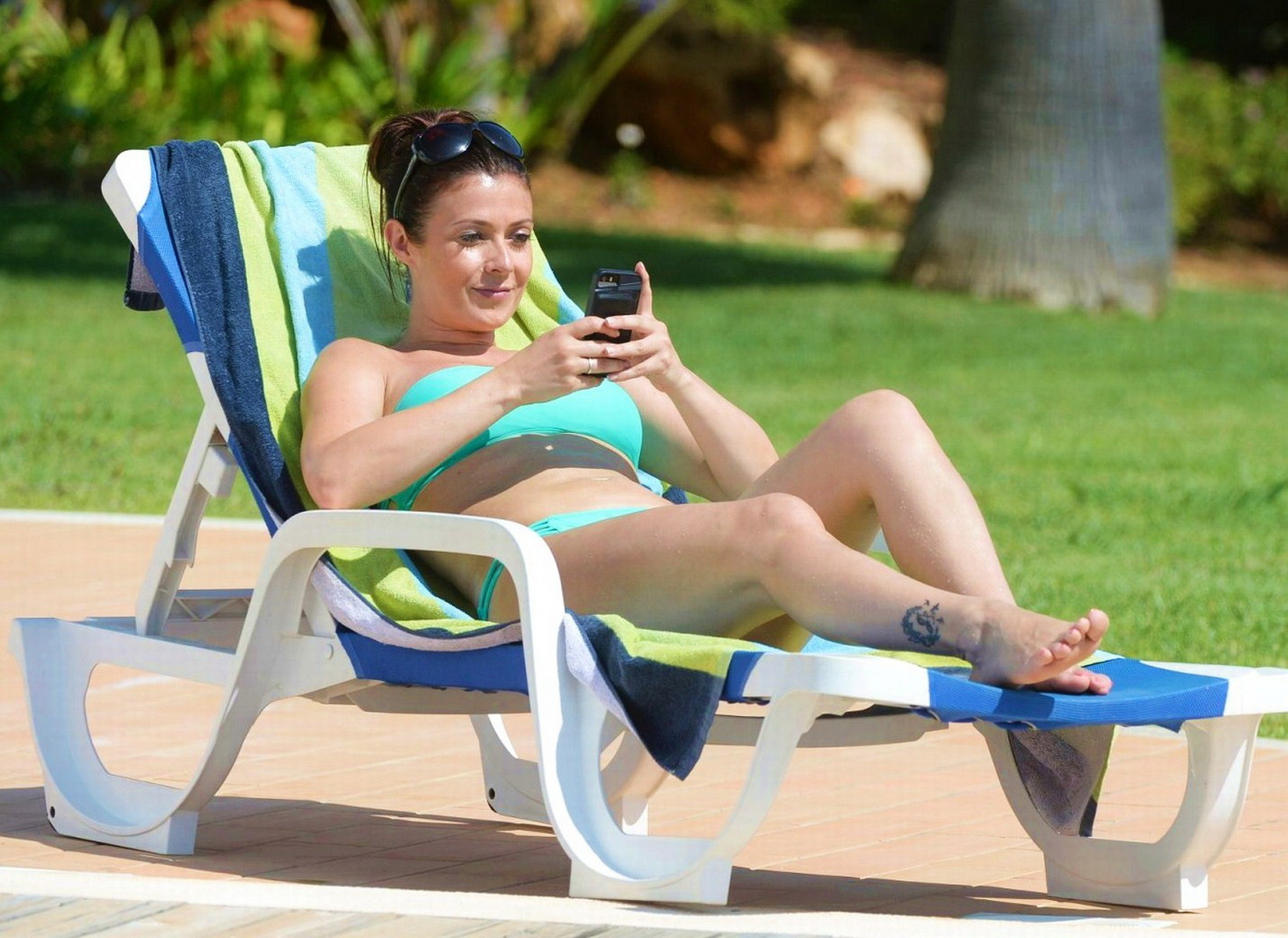 Kym marsh en buste dans un bikini vert sans bretelles au bord de la piscine au portugal.
 #75188799