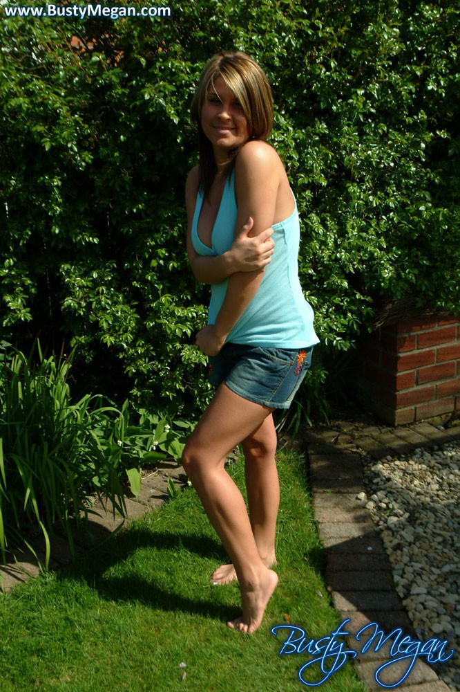 Megan la plantureuse montre ses courbes sexy dans le jardin
 #70412037