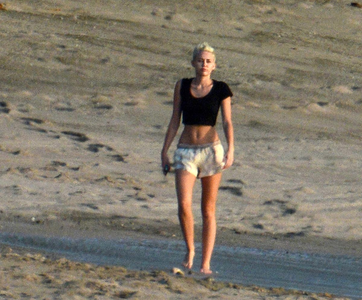 Miley Cyrus auf einem Strand in Costa Rica
 #75243239