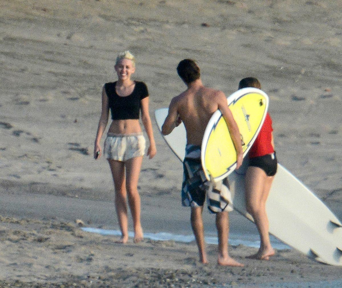 Miley Cyrus sur une plage au Costa Rica
 #75243268