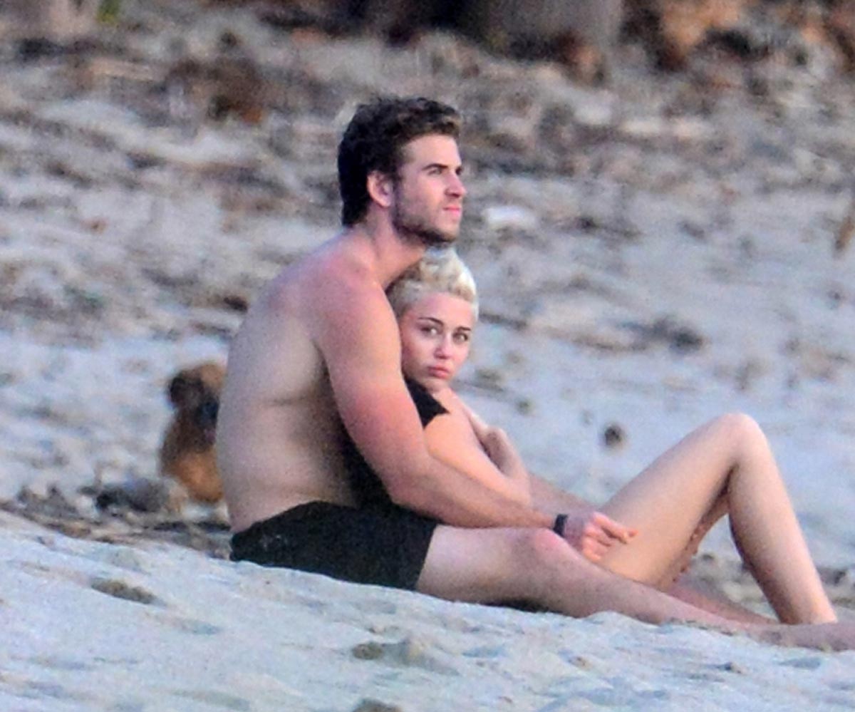 Miley Cyrus sur une plage au Costa Rica
 #75243271