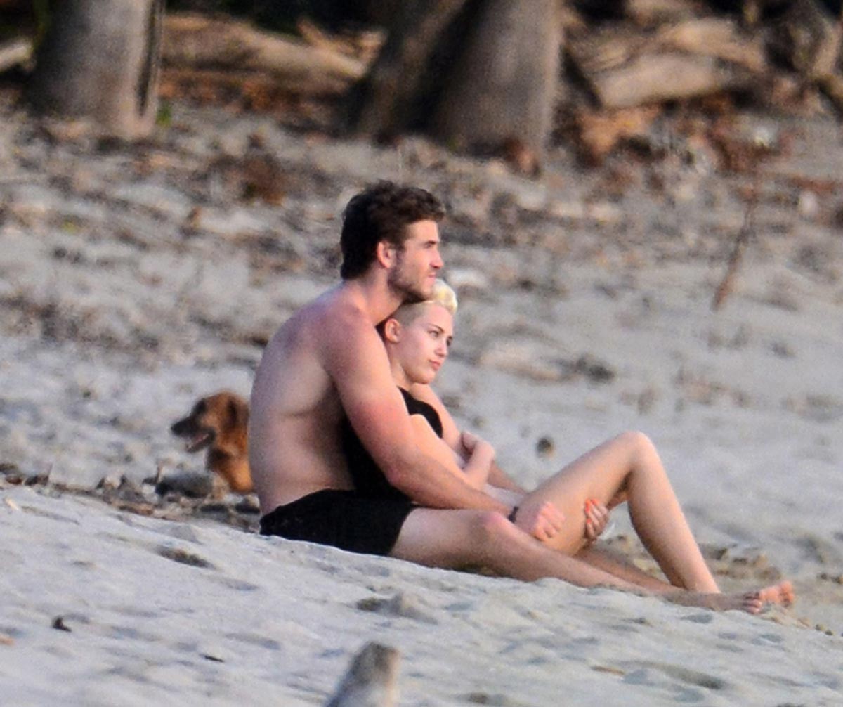 Miley Cyrus auf einem Strand in Costa Rica
 #75243274