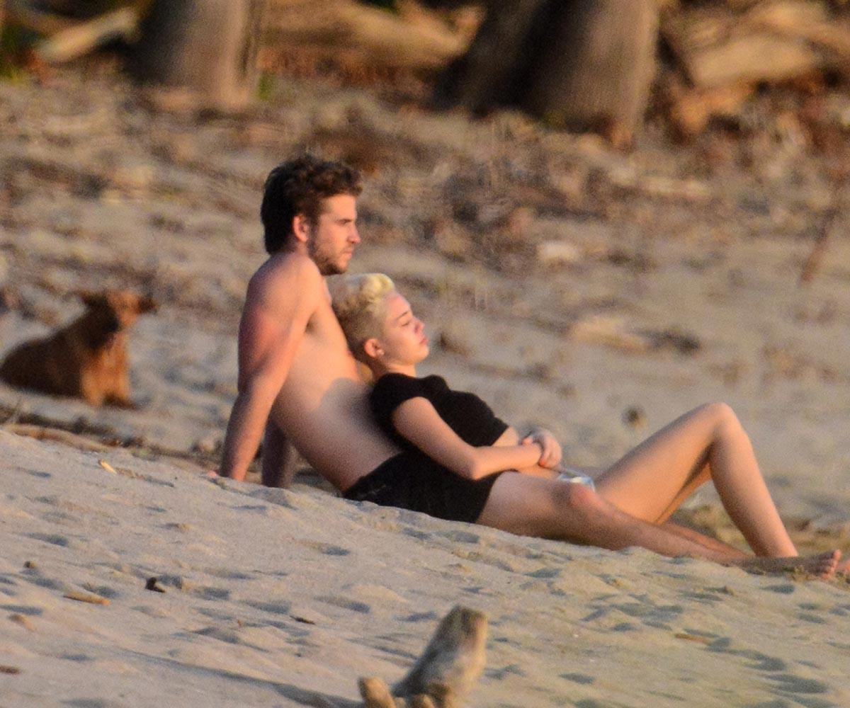 Miley Cyrus auf einem Strand in Costa Rica
 #75243311
