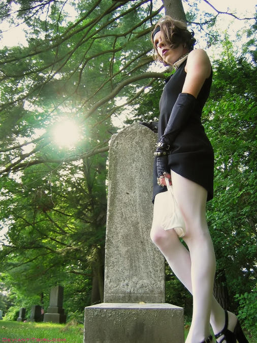 Kinky tgirl blinkt ihre leckeren Arsch in einem Friedhof
 #79335549