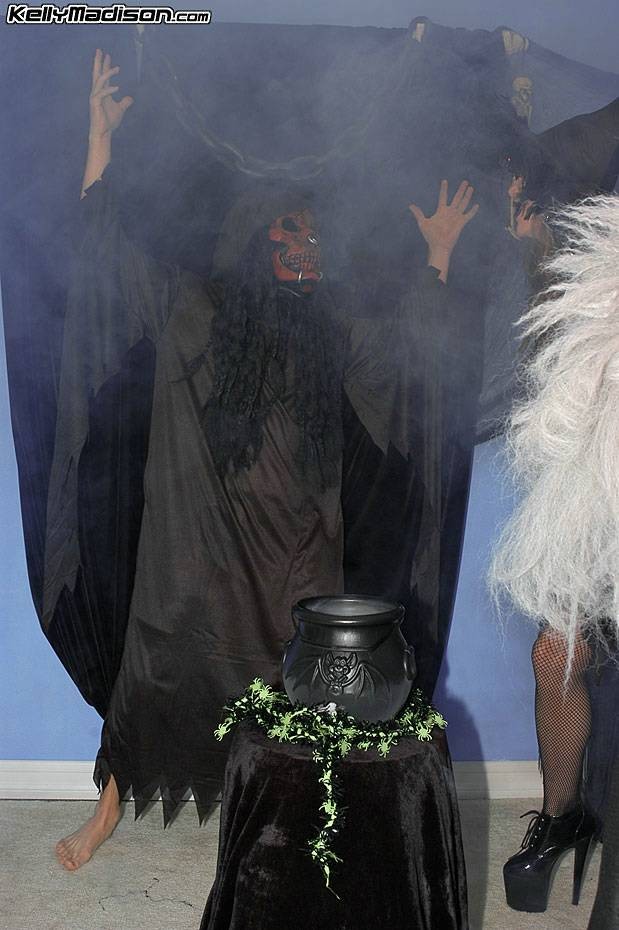 El diablo se folla a una bruja tetona y se corre en sus enormes tetas
 #76050978