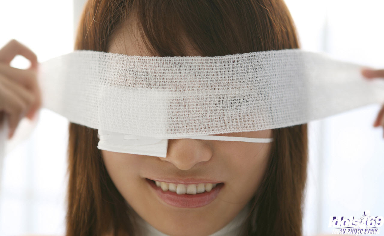 Jeune fille japonaise blessée à l'œil
 #69798392