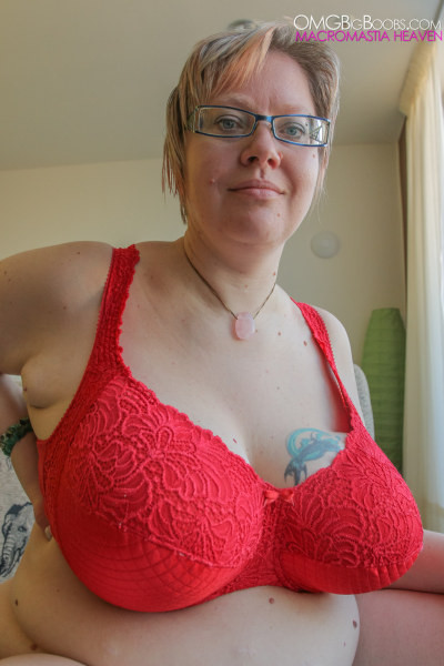 Reifes blondes Babe zeigt ihre riesigen Brüste
 #67635767