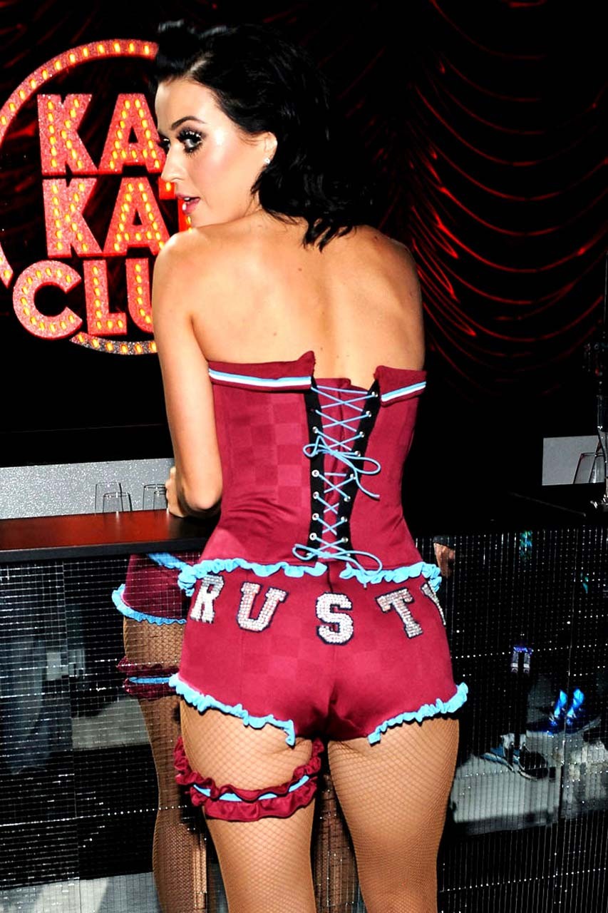 Katy Perry entblößt ihren sexy Körper und fickt riesige Brüste #75293711