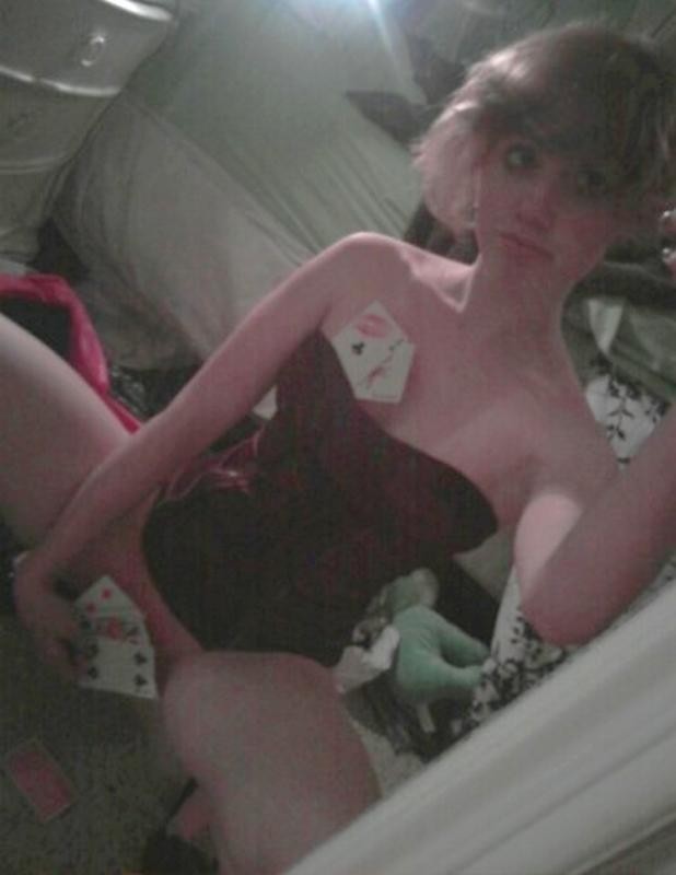 Une jeune blonde sexy se met à nu dans des photos de chat divulguées.
 #67480660