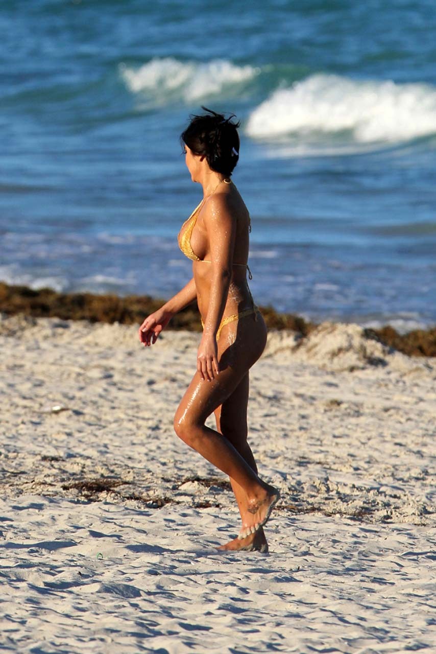 Arianny celeste montrant son joli cul en bikini string sur la plage photos paparazzi
 #75316474