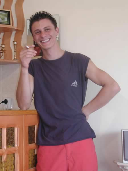 Chico amateur liso posando
 #77009933