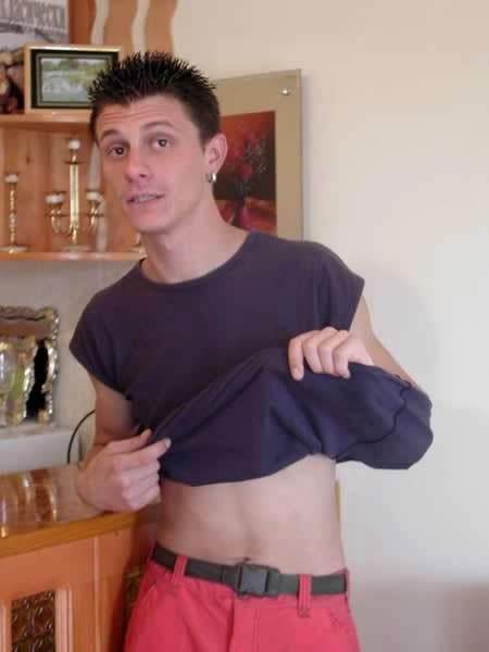 Chico amateur liso posando
 #77009943