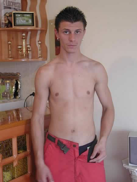 Chico amateur liso posando
 #77009958