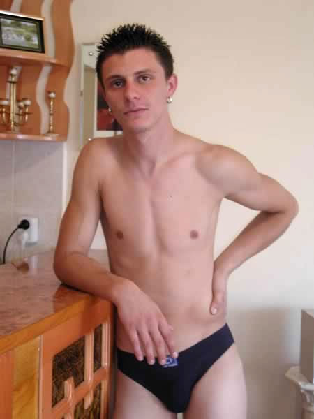 Chico amateur liso posando
 #77009972