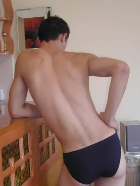 Chico amateur liso posando
 #77009984