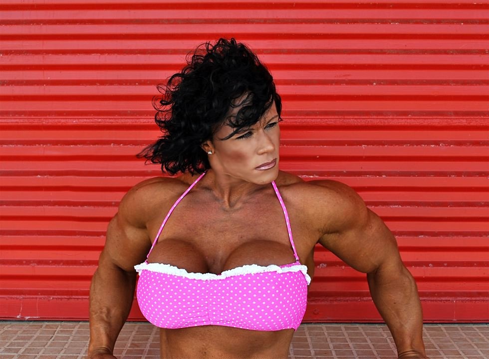 Impressive huge female bodybuilder Aleesha Young flexing her mas #71540677