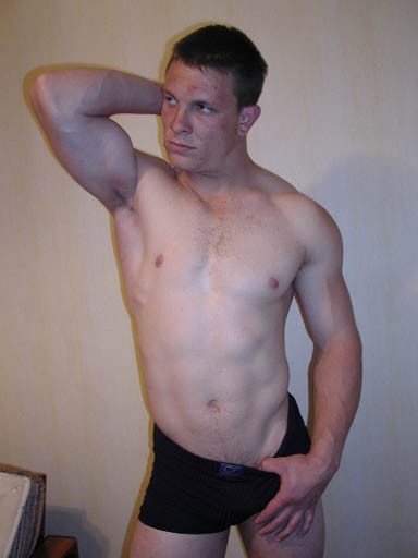 Aficionado liso posando desnudo
 #77008453