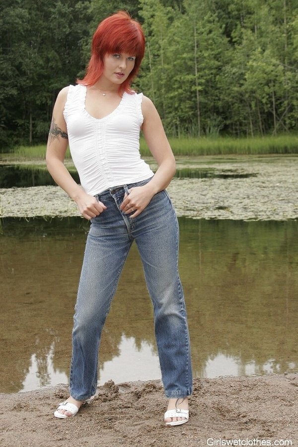 Giovane sexy che bagna i suoi jeans nel lago
 #72321981