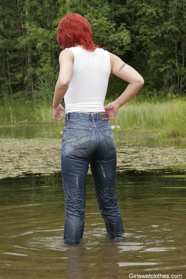 湖の中でジーンズを濡らすホットなベイビー
 #72322084