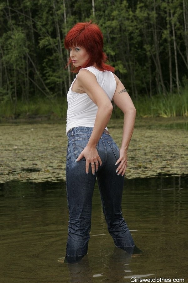 Heißes Babe macht ihre Jeans im See nass
 #72322093