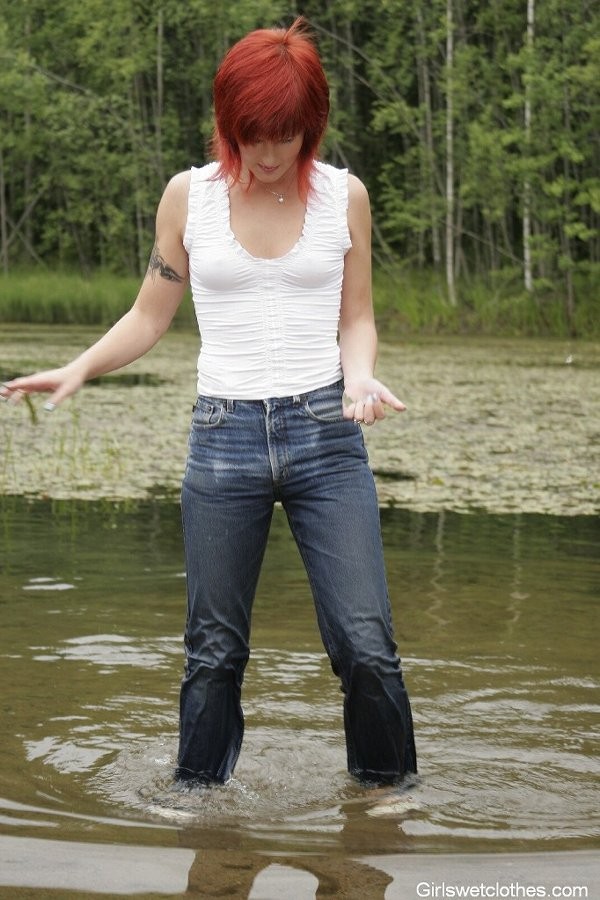 湖の中でジーンズを濡らすホットなベイビー
 #72322137