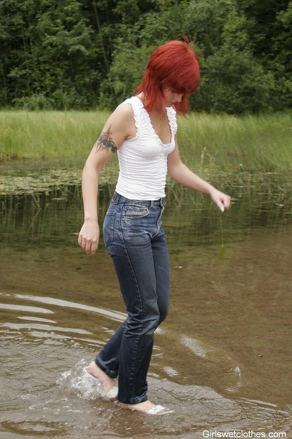 湖の中でジーンズを濡らすホットなベイビー
 #72322145